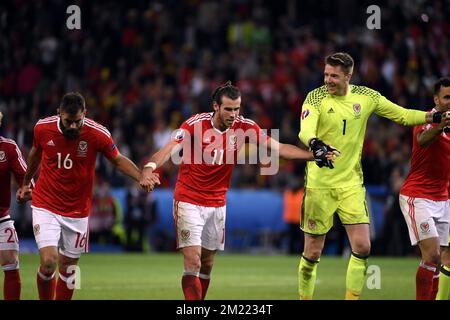 Joe Ledley del Galles, Gareth Bale del Galles e Wayne Hennessey, portiere del Galles, festeggiano dopo aver vinto una partita di calcio tra la nazionale belga Red Devils e il Galles, nelle quarti di finale dei Campionati europei UEFA Euro 2016, venerdì 01 luglio 2016, a Lille, Francia. Foto Stock