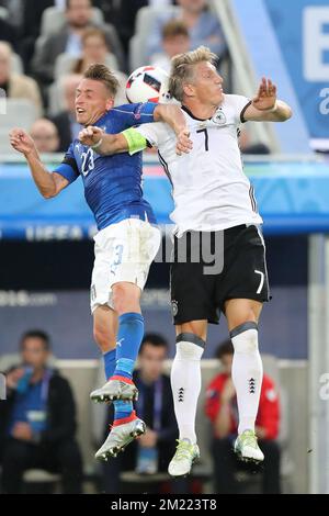 L'italiano Emanuele Giaccherini e il tedesco Bastian Schweinsteiger combattono per la palla durante una partita di calcio tra la squadra tedesca e quella italiana, nelle quarti di finale dei Campionati europei UEFA euro 2016, venerdì 01 luglio 2016, a Bordeaux, Francia. Foto Stock