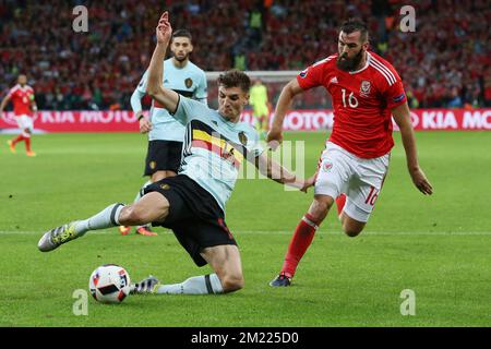 Thomas Meunier del Belgio, Joe Ledley del Galles durante la finale di UEFA EURO 2016 tra Galles e Belgio il 2 luglio 2016 allo Stade Pierre Mauroy di Lille, Francia. Foto Stock