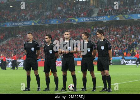 Arbitro Damir Skomina (SVN) arbitro assistente Jure Praprotnik (SVN) Robert Vukan (SVN) arbitro assistente aggiuntivo Matej Jug (SVN) Slavko Vincic (SVN) quarto ufficiale Nicola Rizzoli (ITA) durante il quarto incontro finale UEFA EURO 2016 tra Galles e Belgio il 2 luglio 2016 allo Stade Pierre Mauroy di Lille, Francia. Foto Stock