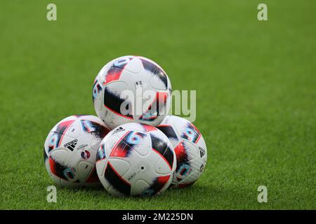 Palline, calcio, adidas, palle euro, calcio durante la finale di UEFA EURO 2016 tra Galles e Belgio il 2 luglio 2016 allo Stade Pierre Mauroy di Lille, Francia. Foto Stock