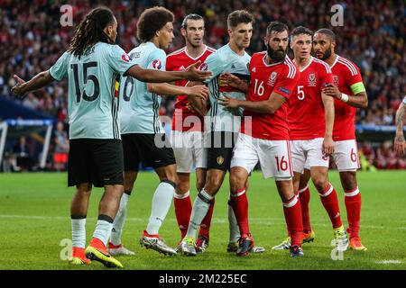 Jason Denayer del Belgio, Axel Witsel del Belgio, Gareth Bale del Galles, Thomas Meunier del Belgio, Joe Ledley del Galles, James Chester del Galles, Ashley Williams del Galles durante la finale di UEFA EURO 2016 tra il Galles e il Belgio il 2 luglio; 2016 allo Stade Pierre Mauroy di Lille, Francia. Foto Stock