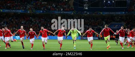 Andy King of Wales, Aaron Ramsey of Wales, Joe Ledley of Wales, Gareth Bale of Wales, portiere Wayne Hennessey of Wales, Hal Robson Kanu, portiere Owain Fon Williams of Wales, Jonathan Williams del Galles durante la finale di UEFA EURO 2016 tra Galles e Belgio il 2 luglio 2016 allo Stade Pierre Mauroy di Lille, Francia. Foto Stock