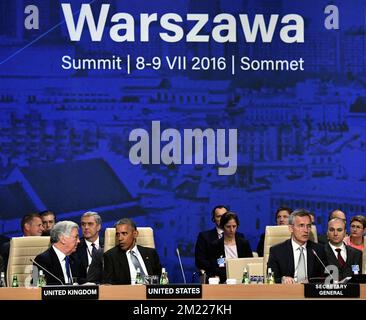 Il Ministro della difesa britannico Michael Fallon, il Presidente degli Stati Uniti Barack Obama e il Segretario generale della NATO Jens Stoltenberg hanno fatto la foto durante il secondo giorno di un vertice della NATO di due giorni, a Varsavia, Polonia, sabato 09 luglio 2016. Si prevede che il Vertice decida di rafforzare i militari sul territorio NATO nell'Europa centro-orientale. FOTO DI BELGA ERIC LALMAND Foto Stock