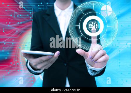 Lady in uniforme in piedi tenere telefono in mano premendo Virtual Globe Button, Bussiness Donna che trasporta Mobile Poining per tecnologie futuristiche. Foto Stock