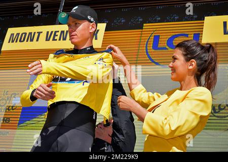 Il britannico Chris Froome del Team Sky festeggia sul podio la maglia gialla di leader nella classifica generale dopo la dodicesima tappa della 103rd° edizione del Tour de France, a 162,5 km da Montpellier a Mont Ventoux, Francia, giovedì 14 luglio 2016. BELGA FOTO Foto Stock