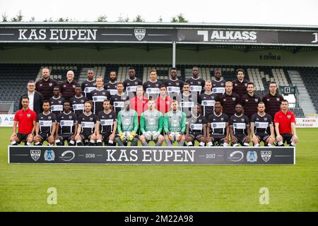 (Prima fila, L-R), assistente allenatore Javier Ruiz, Jeffren Suarez, Henry Onyekuru, Jose Cases, Luis Garcia, Babacar Niasse, Hendrik Van Crombrugge, Joseph Biersard, Ntuko Radebe, Odeni George, Anthony Bassey, Guy Dufour, assistente tecnico Roma Cunillera, (Middle row, L-R), team manager di Eupen Michael Radermacker, Diawandou Diagne , Mamadou Sylla, Peter Hackenberg, Nicolas Timmermans, Allenatore di Eupen Jordi Condom , allenatore assistente di Eupen Manel Exposto, Florian Taulemesse, Siebe Blondelle, dottor Bertrand Vanden Bulck, fisioterapista Maxime Crosset, uomo magazzino Cyril Vilvorder, (Top row, L-R), w Foto Stock