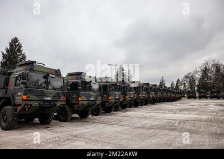 Lubiana, Slovenia. 13th Dec, 2022. I mezzi di trasporto militare tattici DELL'UOMO tedesco Rheinmetall sono parcheggiati nella caserma militare Edvard Pperko. I militari sloveni hanno ricevuto 40 camion Rheinmetall come parte di un cosiddetto accordo di scambio a catena con la Germania utilizzata per fornire armi all'Ucraina, in cui la Slovenia ha inviato 28 M55s carri armati in Ucraina e 38 veicoli Oshkosh dopo averli acquistati dagli Stati Uniti. (Foto di Luka Dakskobler/SOPA Images/Sipa USA) Credit: Sipa USA/Alamy Live News Foto Stock