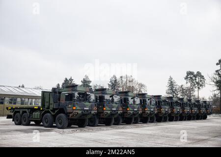 Lubiana, Slovenia. 13th Dec, 2022. I mezzi di trasporto militare tattici DELL'UOMO tedesco Rheinmetall sono parcheggiati nella caserma militare Edvard Pperko. I militari sloveni hanno ricevuto 40 camion Rheinmetall come parte di un cosiddetto accordo di scambio a catena con la Germania utilizzata per fornire armi all'Ucraina, in cui la Slovenia ha inviato 28 M55s carri armati in Ucraina e 38 veicoli Oshkosh dopo averli acquistati dagli Stati Uniti. (Foto di Luka Dakskobler/SOPA Images/Sipa USA) Credit: Sipa USA/Alamy Live News Foto Stock