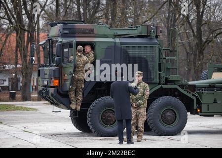 Lubiana, Slovenia. 13th Dec, 2022. Un veicolo di trasporto militare tattico TEDESCO dell'uomo Rheinmetall è parcheggiato nella caserma militare Edvard Peperko. I militari sloveni hanno ricevuto 40 camion Rheinmetall come parte di un cosiddetto accordo di scambio a catena con la Germania utilizzata per fornire armi all'Ucraina, in cui la Slovenia ha inviato 28 M55s carri armati in Ucraina e 38 veicoli Oshkosh dopo averli acquistati dagli Stati Uniti. (Foto di Luka Dakskobler/SOPA Images/Sipa USA) Credit: Sipa USA/Alamy Live News Foto Stock