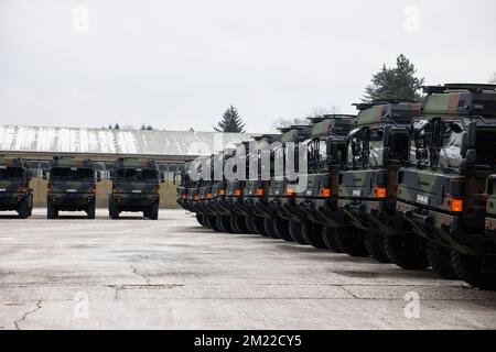 Lubiana, Slovenia. 13th Dec, 2022. I mezzi di trasporto militare tattici DELL'UOMO tedesco Rheinmetall sono parcheggiati nella caserma militare Edvard Pperko. I militari sloveni hanno ricevuto 40 camion Rheinmetall come parte di un cosiddetto accordo di scambio a catena con la Germania utilizzata per fornire armi all'Ucraina, in cui la Slovenia ha inviato 28 M55s carri armati in Ucraina e 38 veicoli Oshkosh dopo averli acquistati dagli Stati Uniti. (Foto di Luka Dakskobler/SOPA Images/Sipa USA) Credit: Sipa USA/Alamy Live News Foto Stock