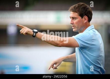 L'allenatore capo di Anderlecht, Rene Weiler, gesta durante una amichevole partita di calcio tra RSC Anderlecht e l'olandese SC Heerenveen, mercoledì 20 luglio 2016 a Bruxelles. Foto Stock