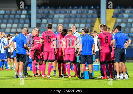 Peter Maes, allenatore capo di Genk, e i suoi giocatori hanno mostrato le foto durante una partita tra il Montenegro Buducnost Podgorica e la prima squadra di calcio belga RC Genk, la tappa di ritorno del secondo turno di qualificazione nel concorso Europa League, giovedì 21 luglio 2016, a Podgorica, Montenegro. Genk ha vinto la prima tappa 2-0. Foto Stock