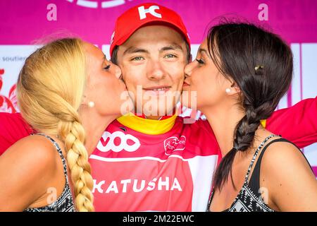 Il russo Viacheslav Kuznetsov del Team Katusha festeggia sul podio con la maglia fuchsia sprints dopo la prima tappa del Tour De Wallonie, a 178,3 km da Charleroi a Mettet, sabato 23 luglio 2016. Foto Stock