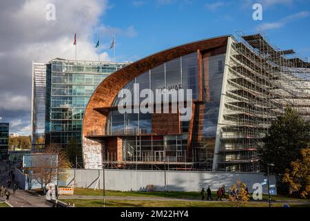 Kiasma Contemporary Art Museum con alcune impalcature ancora in piedi dopo un restauro a Helsinki, Finlandia Foto Stock