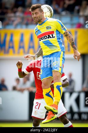 Benjamin 'Benji' De Ceulaer di Westerlo e Eyong Enoh di Standard combattono per la palla durante la partita della Jupiler Pro League tra Westerlo e Standard de Liege, a Westerlo, domenica 31 luglio 2016, il primo giorno del campionato di calcio belga. Foto Stock