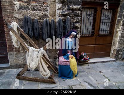 Presepe nelle vie medievali del quartiere di San Martino nel comune di Gubbio (Perugia) con statue a grandezza naturale il 11 dicembre 2022 a Gubbio, Italia. (Foto di Patrizia CORTELLESSA/Pacific Press/Sipa USA) Credit: Sipa USA/Alamy Live News Foto Stock