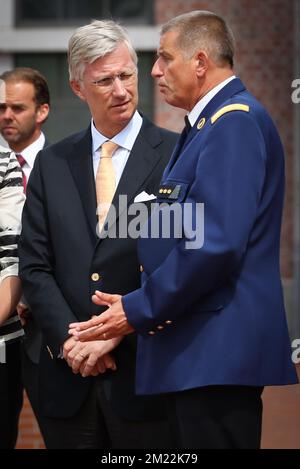 Re Filippo - Filip del Belgio e il capo della polizia di Charleroi Philippe Strattaert hanno raffigurato durante una visita del re belga alla stazione di polizia dove due ufficiali sono stati pugnalati, martedì 09 agosto 2016, nel centro della città di Charleroi. Sabato 6th 2016 agosto due poliziotti sono stati pugnalati. L'attaccante urlò "Allahu Akbar". È stato colpito da una pallottola della polizia. Uno degli ufficiali ha subito gravi lesioni al viso, l'altro è leggermente ferito. L'attaccante è stato trasportato all'ospedale dove più successivamente ha ceduto alle sue ferite e è morto. BELGA PHOTO VIRGINIE LEFOUR Foto Stock