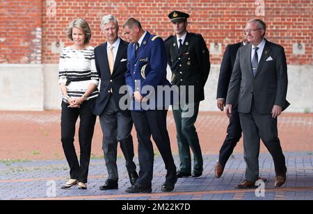 La regina Mathilde del Belgio, il re Filippo - Filip del Belgio e il capo della polizia di Charleroi Philippe Strattaert hanno raffigurato durante una visita del re belga alla stazione di polizia dove due ufficiali sono stati pugnalati, martedì 09 agosto 2016, nel centro di Charleroi. Sabato 6th 2016 agosto due poliziotti sono stati pugnalati. L'attaccante urlò "Allahu Akbar". È stato colpito da una pallottola della polizia. Uno degli ufficiali ha subito gravi lesioni al viso, l'altro è leggermente ferito. L'attaccante è stato trasportato all'ospedale dove più successivamente ha ceduto alle sue ferite e è morto. BELGA PHOTO VIRGINIE L Foto Stock