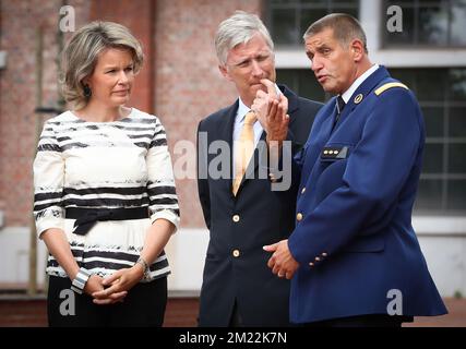 La regina Mathilde del Belgio, il re Filippo - Filip del Belgio e il capo della polizia di Charleroi Philippe Strattaert hanno raffigurato durante una visita del re belga alla stazione di polizia dove due ufficiali sono stati pugnalati, martedì 09 agosto 2016, nel centro di Charleroi. Sabato 6th 2016 agosto due poliziotti sono stati pugnalati. L'attaccante urlò "Allahu Akbar". È stato colpito da una pallottola della polizia. Uno degli ufficiali ha subito gravi lesioni al viso, l'altro è leggermente ferito. L'attaccante è stato trasportato all'ospedale dove più successivamente ha ceduto alle sue ferite e è morto. BELGA PHOTO VIRGINIE L Foto Stock