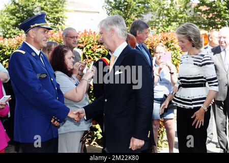 Il capo della polizia di Charleroi Philippe Strattaert, il re Philippe - Filip del Belgio e la regina Mathilde del Belgio hanno fatto foto durante una visita del re belga alla stazione di polizia dove due ufficiali sono stati pugnalati, martedì 09 agosto 2016, nel centro di Charleroi. Sabato 6th 2016 agosto due poliziotti sono stati pugnalati. L'attaccante urlò "Allahu Akbar". È stato colpito da una pallottola della polizia. Uno degli ufficiali ha subito gravi lesioni al viso, l'altro è leggermente ferito. L'attaccante è stato trasportato all'ospedale dove più successivamente ha ceduto alle sue ferite e è morto. BELGA FOTO VIRGINIE Foto Stock