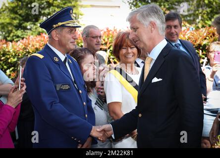 Il capo della polizia di Charleroi Philippe Strattaert e il re Philippe - Filip del Belgio hanno raffigurato durante una visita del re belga alla stazione di polizia, dove martedì 09 agosto 2016 sono stati pugnalati due ufficiali nel centro di Charleroi. Sabato 6th 2016 agosto due poliziotti sono stati pugnalati. L'attaccante urlò "Allahu Akbar". È stato colpito da una pallottola della polizia. Uno degli ufficiali ha subito gravi lesioni al viso, l'altro è leggermente ferito. L'attaccante è stato trasportato all'ospedale dove più successivamente ha ceduto alle sue ferite e è morto. BELGA PHOTO VIRGINIE LEFOUR Foto Stock