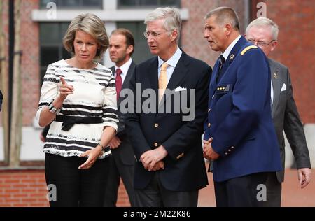 La regina Mathilde del Belgio, il re Filippo - Filip del Belgio e il capo della polizia di Charleroi Philippe Strattaert hanno raffigurato durante una visita del re belga alla stazione di polizia dove due ufficiali sono stati pugnalati, martedì 09 agosto 2016, nel centro di Charleroi. Sabato 6th 2016 agosto due poliziotti sono stati pugnalati. L'attaccante urlò "Allahu Akbar". È stato colpito da una pallottola della polizia. Uno degli ufficiali ha subito gravi lesioni al viso, l'altro è leggermente ferito. L'attaccante è stato trasportato all'ospedale dove più successivamente ha ceduto alle sue ferite e è morto. BELGA PHOTO VIRGINIE L Foto Stock