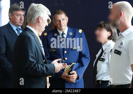 Il vice primo ministro e ministro degli interni Jan Jambon, il re Philippe-Filip del Belgio, la regina Mathilde del Belgio e il capo della polizia di Charleroi Philippe Strattaert incontrano gli agenti di polizia di Charleroi durante una visita del re belga alla stazione di polizia dove sono stati pugnalati due agenti, martedì 09 agosto 2016, Nel centro di Charleroi. Sabato 6th 2016 agosto due poliziotti sono stati pugnalati. L'attaccante urlò "Allahu Akbar". È stato colpito da una pallottola della polizia. Uno degli ufficiali ha subito gravi lesioni al viso, l'altro è leggermente ferito. L'attaccante è stato trasportato all'hospit Foto Stock