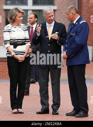 La regina Mathilde del Belgio, il re Filippo - Filip del Belgio e il capo della polizia di Charleroi Philippe Strattaert hanno raffigurato durante una visita del re belga alla stazione di polizia dove due ufficiali sono stati pugnalati, martedì 09 agosto 2016, nel centro di Charleroi. Sabato 6th 2016 agosto due poliziotti sono stati pugnalati. L'attaccante urlò "Allahu Akbar". È stato colpito da una pallottola della polizia. Uno degli ufficiali ha subito gravi lesioni al viso, l'altro è leggermente ferito. L'attaccante è stato trasportato all'ospedale dove più successivamente ha ceduto alle sue ferite e è morto. BELGA PHOTO VIRGINIE L Foto Stock