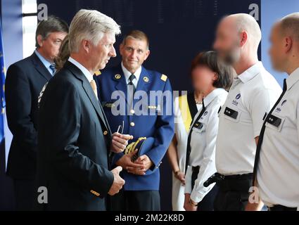 Re Filippo - Filip del Belgio e il capo della polizia di Charleroi Philippe Strattaert incontrano i poliziotti di Charleroi durante una visita del re belga alla stazione di polizia dove due ufficiali sono stati pugnalati, martedì 09 agosto 2016, nel centro di Charleroi. Sabato 6th 2016 agosto due poliziotti sono stati pugnalati. L'attaccante urlò "Allahu Akbar". È stato colpito da una pallottola della polizia. Uno degli ufficiali ha subito gravi lesioni al viso, l'altro è leggermente ferito. L'attaccante è stato trasportato all'ospedale dove più successivamente ha ceduto alle sue ferite e è morto. BELGA PHOTO VIRGINIE LEFOUR Foto Stock