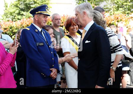 Il capo della polizia di Charleroi Philippe Strattaert e il re Philippe - Filip del Belgio hanno raffigurato durante una visita del re belga alla stazione di polizia, dove martedì 09 agosto 2016 sono stati pugnalati due ufficiali nel centro di Charleroi. Sabato 6th 2016 agosto due poliziotti sono stati pugnalati. L'attaccante urlò "Allahu Akbar". È stato colpito da una pallottola della polizia. Uno degli ufficiali ha subito gravi lesioni al viso, l'altro è leggermente ferito. L'attaccante è stato trasportato all'ospedale dove più successivamente ha ceduto alle sue ferite e è morto. BELGA PHOTO VIRGINIE LEFOUR Foto Stock