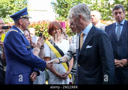 Il capo della polizia di Charleroi Philippe Strattaert e il re Philippe - Filip del Belgio hanno raffigurato durante una visita del re belga alla stazione di polizia, dove martedì 09 agosto 2016 sono stati pugnalati due ufficiali nel centro di Charleroi. Sabato 6th 2016 agosto due poliziotti sono stati pugnalati. L'attaccante urlò "Allahu Akbar". È stato colpito da una pallottola della polizia. Uno degli ufficiali ha subito gravi lesioni al viso, l'altro è leggermente ferito. L'attaccante è stato trasportato all'ospedale dove più successivamente ha ceduto alle sue ferite e è morto. BELGA PHOTO VIRGINIE LEFOUR Foto Stock