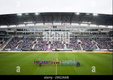 I giocatori di Genk e di Gent hanno mostrato all'inizio della partita della Jupiler Pro League tra KAA Gent e KRC Genk, a Gent, domenica 07 agosto 2016, il secondo giorno del campionato di calcio belga. FOTO DI BELGA JASPER JACOBS Foto Stock