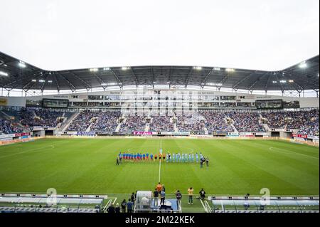 I giocatori di Genk e di Gent hanno mostrato all'inizio della partita della Jupiler Pro League tra KAA Gent e KRC Genk, a Gent, domenica 07 agosto 2016, il secondo giorno del campionato di calcio belga. FOTO DI BELGA JASPER JACOBS Foto Stock