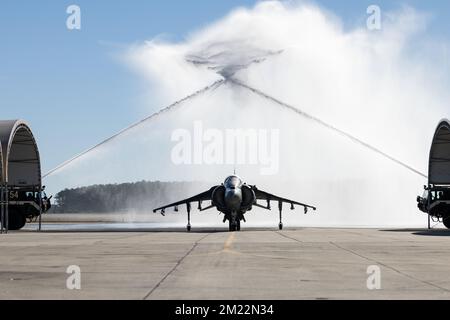 Cherry Point, North Carolina, Stati Uniti. 1st Dec, 2022. NEGLI STATI UNITI Marine with Marine Attack Squadron (VMA) 542 taxi un AV-8B Harrier II jet a Marine Corps Air Station Cherry Point, North Carolina, dicembre. 1, 2022. In conformità con il Force Design 2030, il VMA-542 è passato dal jet AV-8B Harrier II al jet da combattimento F-35B Lightning II e viene ridesignato come squadrone di attacco da combattenti marini. Il VMA-542 era un'unità subordinata di 2nd Marine Aircraft Wing, l'elemento di combattimento aereo della II Marine Expeditionary Force. Credito: USA Marines/ZUMA Press Wire Service/ZUMAPRESS.com/Alamy Notizie dal vivo Foto Stock