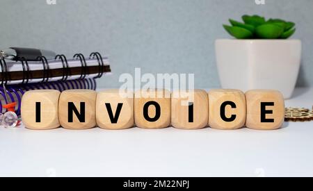 Fatture parola scritta sul blocco di legno. Fatture testo sul tavolo in legno per il desing, concetto. Foto Stock