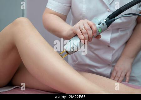 Procedura cosmetologica di rimozione dei capelli da un terapista ad una clinica cosmetica di bellezza della stazione termale. Epilazione laser e cosmetologia. Foto Stock