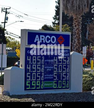 I prezzi digitali della stazione Arco in contanti e del gas di credito nell'area della Baia di San Francisco. California Foto Stock