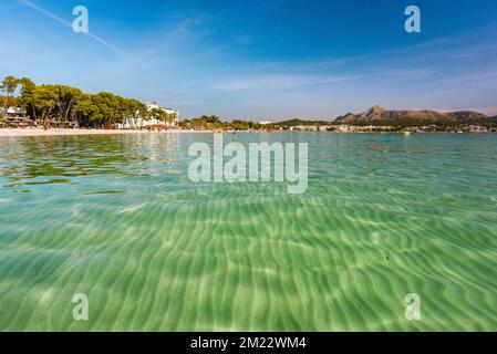 Acque cristalline della spiaggia di Alcudia, Maiorca, Spagna Foto Stock