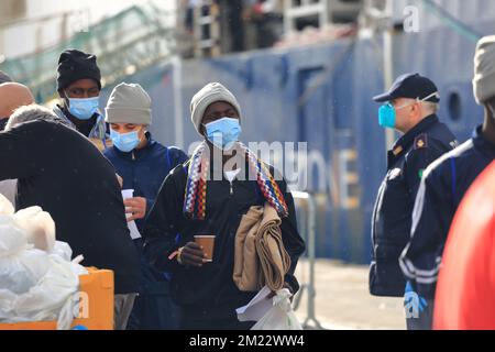 Salerno, Italia. 11th Dec, 2022. Salerno, Italia - 11 dicembre 2022 : Migrant visto accolto al porto con bevande calde, panini e coperte. Il porto commerciale di Salerno ha raggiunto la nave Geo Barents, la ONG Medici senza frontiere, con 248 persone a bordo di bambini, donne e adulti. I migranti salvati nel Mediterraneo sono arrivati dopo più di una giornata di navigazione. (Foto di Pasquale Senatore/Pacific Press/Sipa USA) Credit: Sipa USA/Alamy Live News Foto Stock