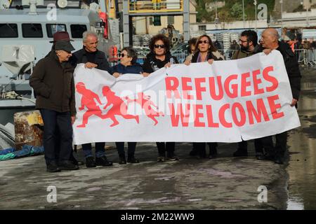 Salerno, Italia. 11th Dec, 2022. Salerno, Italia - 11 dicembre 2022 : le persone accolgono i rifugiati con striscioni. Il porto commerciale di Salerno ha raggiunto la nave Geo Barents, la ONG Medici senza frontiere, con 248 persone a bordo di bambini, donne e adulti. I migranti salvati nel Mediterraneo sono arrivati dopo più di una giornata di navigazione. (Foto di Pasquale Senatore/Pacific Press/Sipa USA) Credit: Sipa USA/Alamy Live News Foto Stock