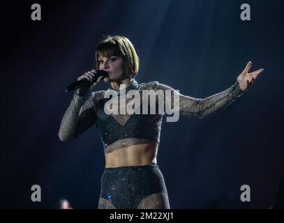 Napoli, Italia. 09th Dec, 2022. Alessandra Amoroso frizzante sul palcoscenico del Palapartenope durante il suo 'tutto Accade Tour'. (Foto di Giovanni Esposito/Pacific Press/Sipa USA) Credit: Sipa USA/Alamy Live News Foto Stock