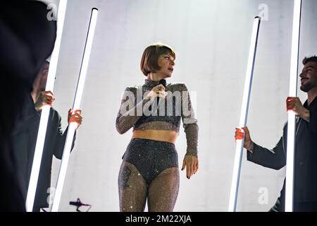 Napoli, Italia. 09th Dec, 2022. Alessandra Amoroso frizzante sul palcoscenico del Palapartenope durante il suo 'tutto Accade Tour'. (Foto di Giovanni Esposito/Pacific Press/Sipa USA) Credit: Sipa USA/Alamy Live News Foto Stock