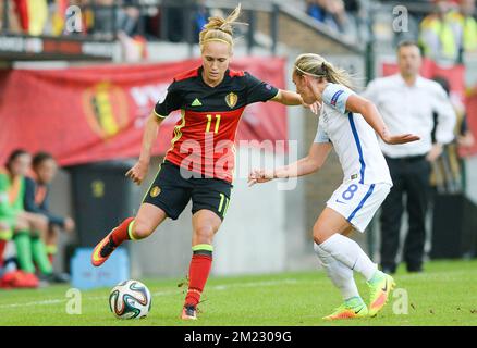 Janice Cayman del Belgio e Jordan Nobbs dell'Inghilterra hanno mostrato in azione durante una partita di qualificazione Euro2017 tra la nazionale belga di calcio femminile Red Flames e l'Inghilterra, martedì 20 settembre 2016 a Leuven. I Red Flames sono già qualificati per l'UEFA Women's Euro 2017 che si svolgerà dal 16th luglio al 6th agosto nei Paesi Bassi. FOTO DI BELGA DAVID CATRY Foto Stock