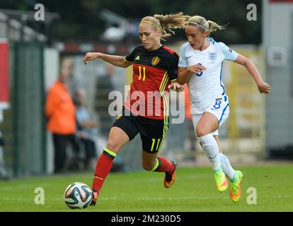 Janice Cayman del Belgio e Jordan Nobbs dell'Inghilterra hanno mostrato in azione durante una partita di qualificazione Euro2017 tra la nazionale belga di calcio femminile Red Flames e l'Inghilterra, martedì 20 settembre 2016 a Leuven. I Red Flames sono già qualificati per l'UEFA Women's Euro 2017 che si svolgerà dal 16th luglio al 6th agosto nei Paesi Bassi. FOTO DI BELGA DAVID CATRY Foto Stock