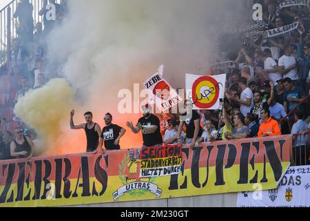 I tifosi di Eupen hanno mostrato la loro immagine durante la partita della Jupiler Pro League tra Standard de Liege e KAS Eurpen, domenica 25 settembre 2016, il giorno 8 del campionato di calcio belga. FOTO DI BELGA NICOLAS LAMBERT Foto Stock