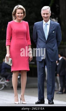 La regina Mathilde del Belgio e il re Filippo - Filip del Belgio hanno raffigurato durante una visita al Santuario di Nezu il primo giorno di una visita di Stato in Giappone dei reali belgi, lunedì 10 ottobre 2016, a Tokyo, Giappone. Il santuario Shintoista fu fondato nel 1705. FOTO DI BELGA ERIC LALMAND Foto Stock