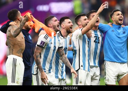 Doha, Qatar. 13th Dec, 2022. L'Argentina festeggia a tempo pieno dopo la partita di semifinale della Coppa del mondo FIFA 2022 al Lusail Stadium di Doha, Qatar, il 13 dicembre 2022. Foto di Chris Brunskill/UPI Credit: UPI/Alamy Live News Foto Stock