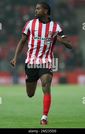 Sunderland, Regno Unito, 12th dicembre 2022. Aji Alese di Sunderland durante la partita del Campionato Sky Bet tra Sunderland e West Bromwich Albion allo Stadio di luce di Sunderland lunedì 12th dicembre 2022. (Credit: Marco Fletcher | NOTIZIE MI) Credit: NOTIZIE MI & Sport /Alamy Live News Foto Stock