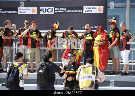 Gli appassionati di ciclismo belgi hanno mostrato la foto prima dell'inizio della corsa su strada maschile in occasione dei Mondiali di ciclismo su strada UCI 2016 a Doha, Qatar, una gara di 257,5 km da Doha a Doha, domenica 16 ottobre 2016. Foto Stock